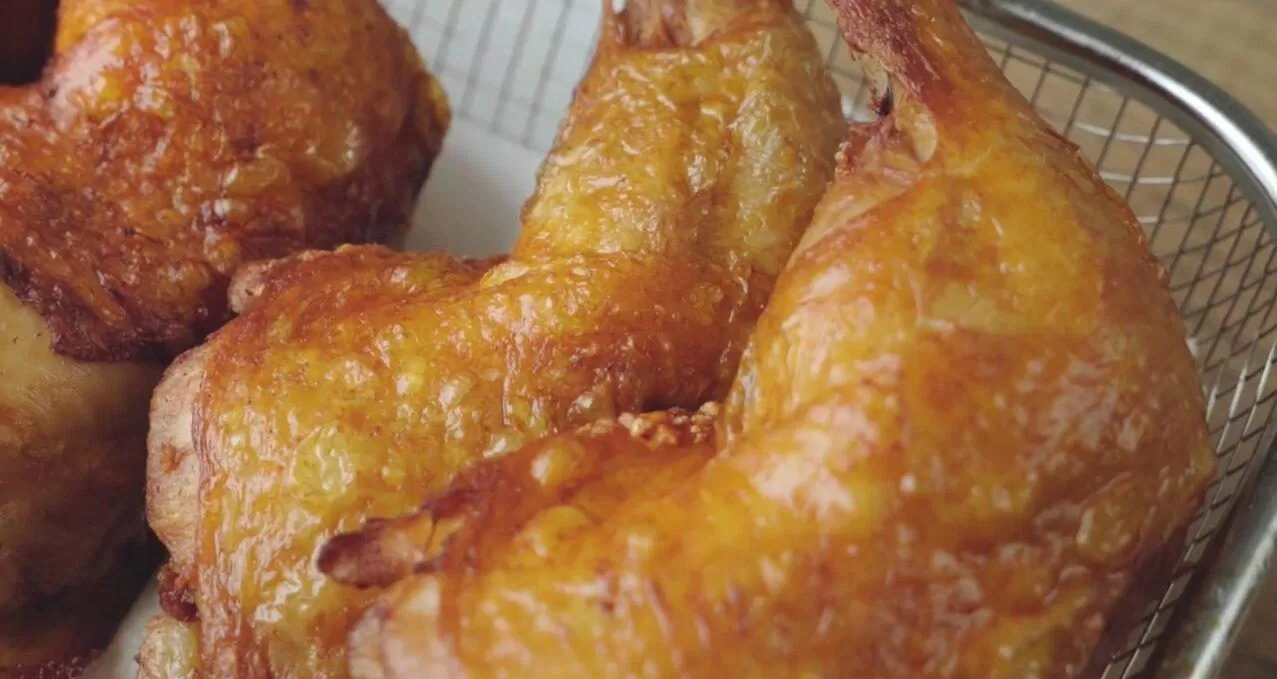 Miếng gà xối mỡ vàng ruộm, óng ánh (nguồn: internet)