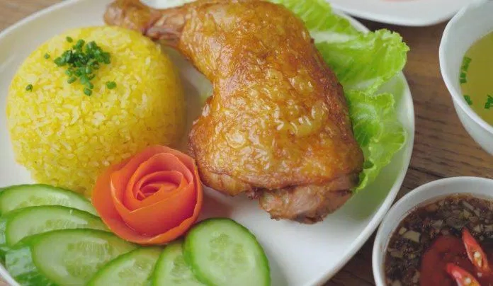 Cơm gà xối mỡ thơm ngon giòn rụm (nguồn: cobabinhduong) Xối mỡ lên phần da gà vàng ươm, giòn rụm (nguồn: cobabinhduong)