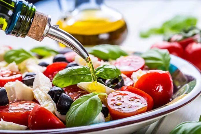 Dầu olive ăn được trực tiếp nhưng cũng có thể dùng để chế biến nhiệt (Ảnh: Internet) Dầu olive ăn được trực tiếp nhưng cũng có thể dùng để chế biến nhiệt (Ảnh: Internet)