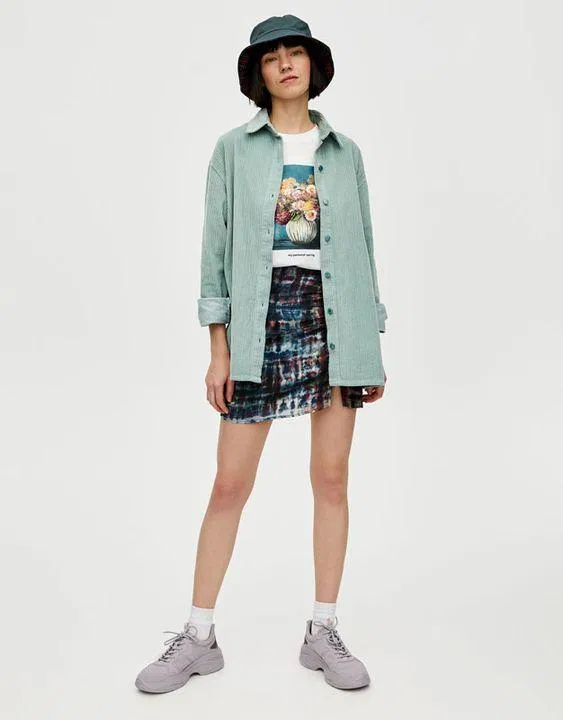 Một em mũ bucket cùng tông với áo và đôi giày thể thao trung tính là sự kết hợp hoàn hảo với outfit này. (Nguồn: Internet)