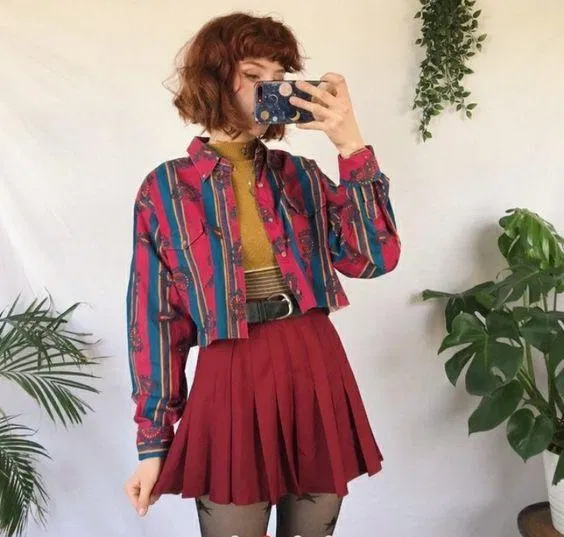 Tất lưới và giày da khiến set đồ thú vị và khoe được đôi chân thon gọn đó (Nguồn: Internet).