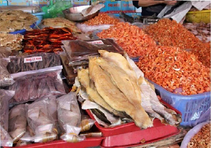 Đồ hải sản khô được bày bán rất nhiều ở chợ và các cửa hàng đặc sản - Ảnh: internet