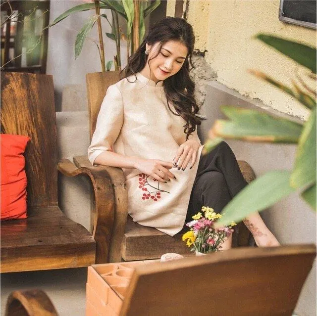 Áo dài của Daisy by Daisy mang tới hình ảnh của một cô gái Hà Thành. Nguồn: internet