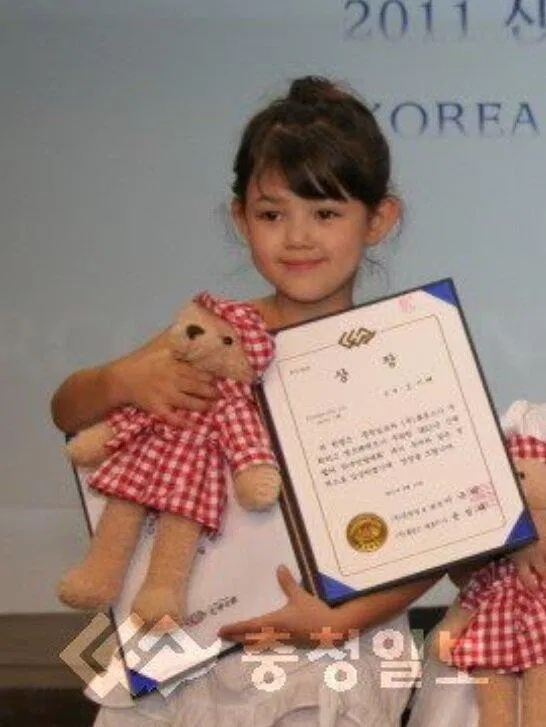 Ảnh pre debut xinh như búp bê của Danielle (Ảnh: Internet)