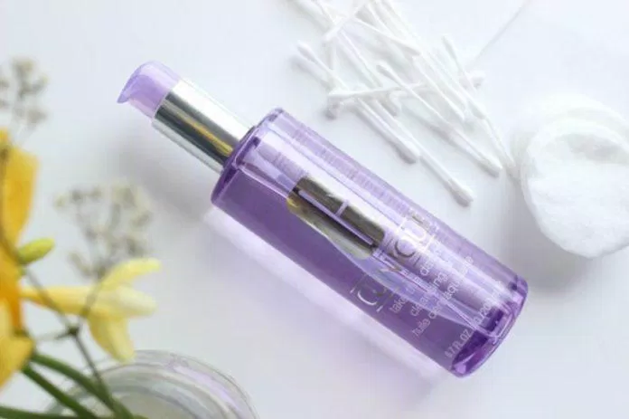 Dầu tẩy trang Clinique Take The Day Off Cleansing Oil có thiết kế tinh tế, kết cấu trơn mượt và hương thơm dịu nhẹ (ảnh: internet)