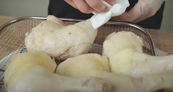 Để thịt gà thật ráo nước (nguồn: cobabinhduong)