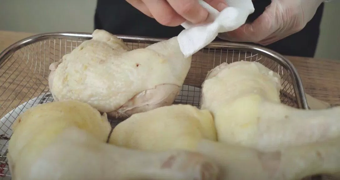 Để thịt gà thật ráo nước (nguồn: cobabinhduong)