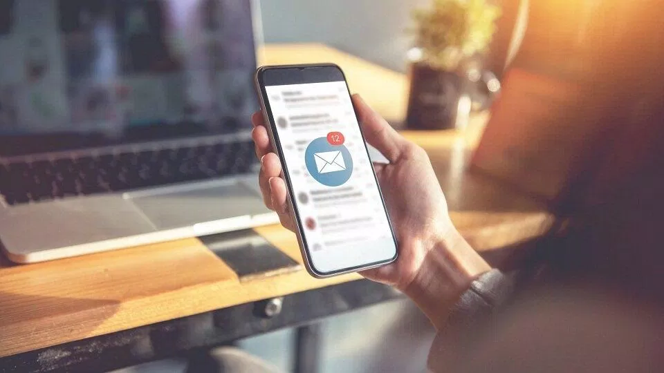 Bạn có thường xuyên bị phân tâm do điện thoại làm mất thời gian? (Ảnh: Internet). Bạn có thường xuyên bị phân tâm do điện thoại làm mất thời gian? (Ảnh: Internet).