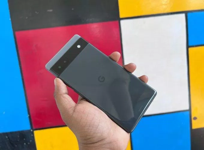 Điện thoại Google Pixel 6a có thanh camera nằm ngang (Ảnh: Internet)