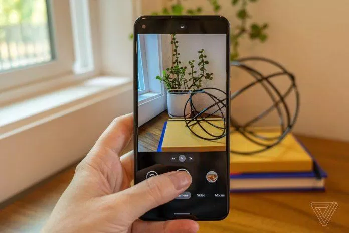 Mặt trước của Pixel 6a gần như giống hệt Galaxy A53 Ảnh: Internet) Mặt trước của Pixel 6a gần như giống hệt Galaxy A53 Ảnh: Internet)