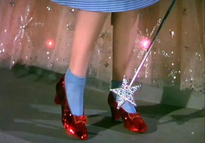 Đôi giày ruby đỏ rực đầy ma thuật của nữ chính Dorothy trong "Phù thủy xứ Oz" (Nguồn: Internet).