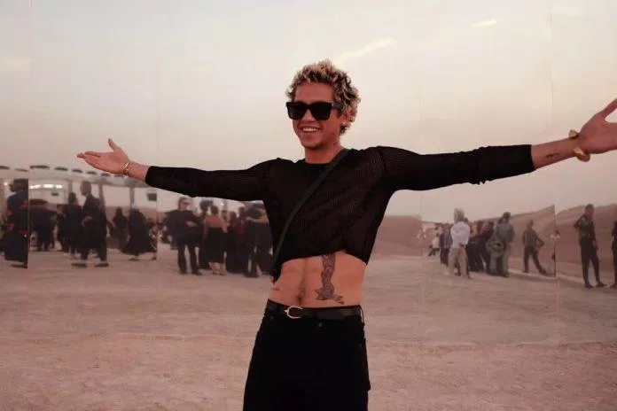Ca sĩ / nhạc sĩ người Mỹ Dominic Fike là một trong những khách mời nổi tiếng tại buổi trình diễn thời trang nam giới Saint Laurent xuân hè 2022/2023 ở sa mạc Agafay gần Marrakech,
