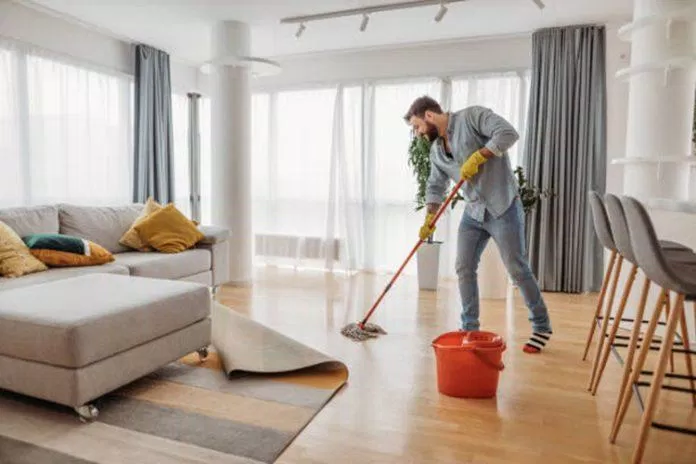 Dọn dẹp nhà cửa là cách vận động đơn giản nhất (Ảnh: Internet).