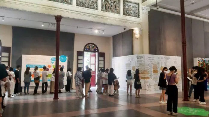 Đông đảo bạn trẻ tới tham quan triển lãm