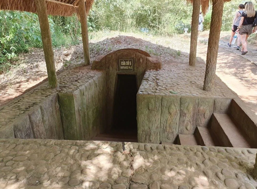 Cửa xuống địa đạo. (Ảnh: Internet)
