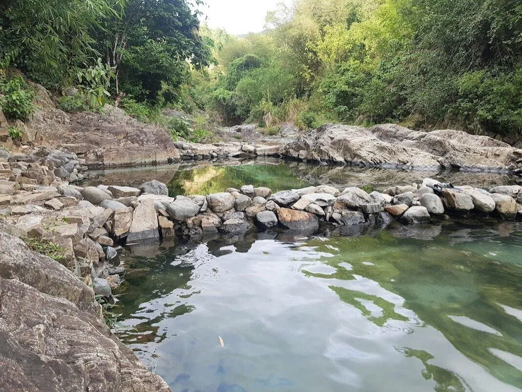 Dòng suối nước nóng tự nhiên của khu du lịch. (Ảnh: Internet)