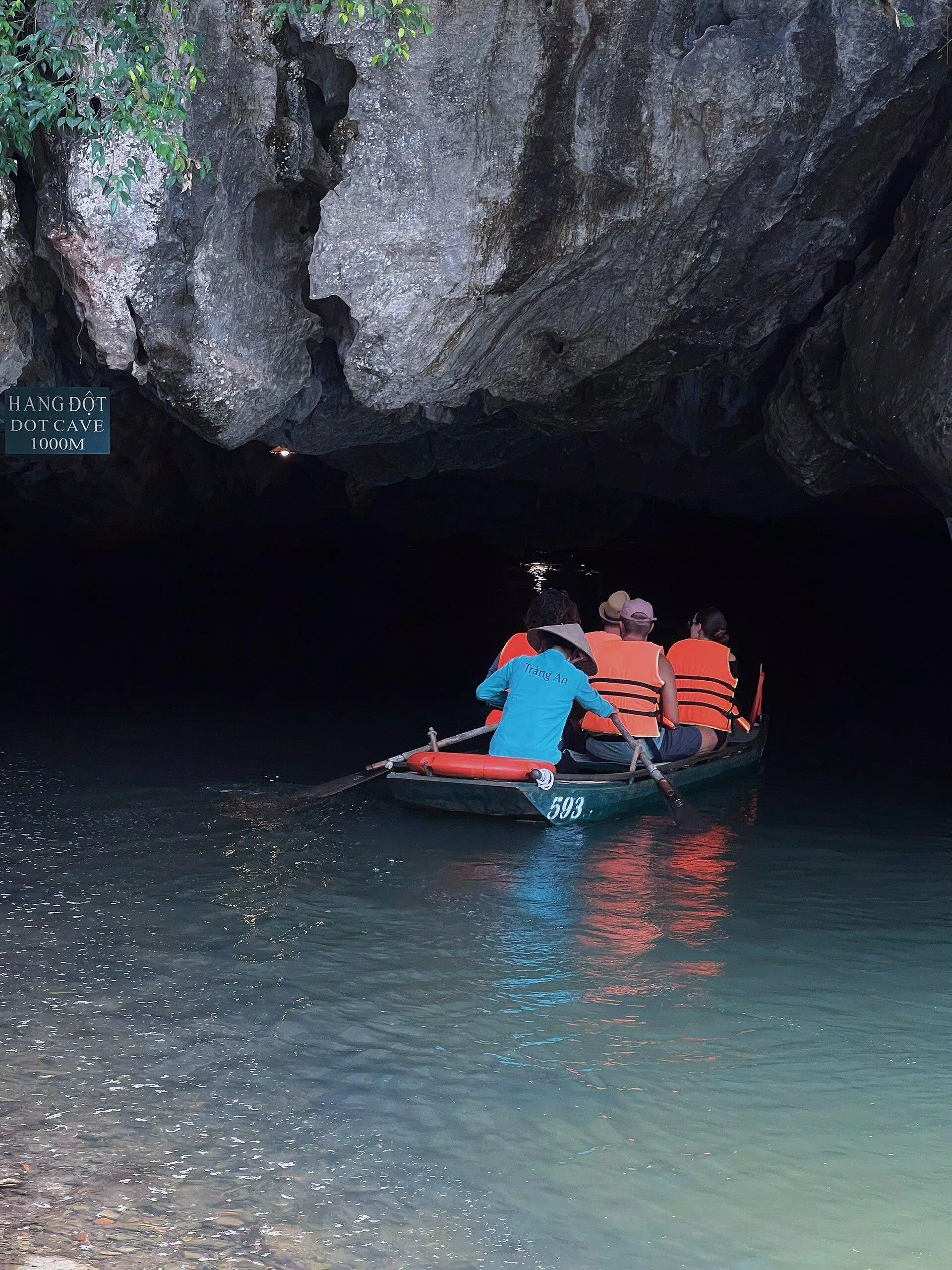 Bạn có thể ưu tiên những trang phục năng động, gọn gàng khi du lịch trên sông nước (Nguồn: BlogAnChoi)