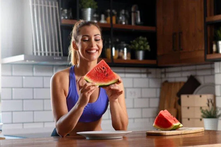 Bổ sung nước và vitamin từ dưa hấu giúp bạn phục hồi năng lượng nhanh chóng sau khi luyện tập (Ảnh: Internet) Bổ sung nước và vitamin từ dưa hấu giúp bạn phục hồi năng lượng nhanh chóng sau khi luyện tập (Ảnh: Internet)