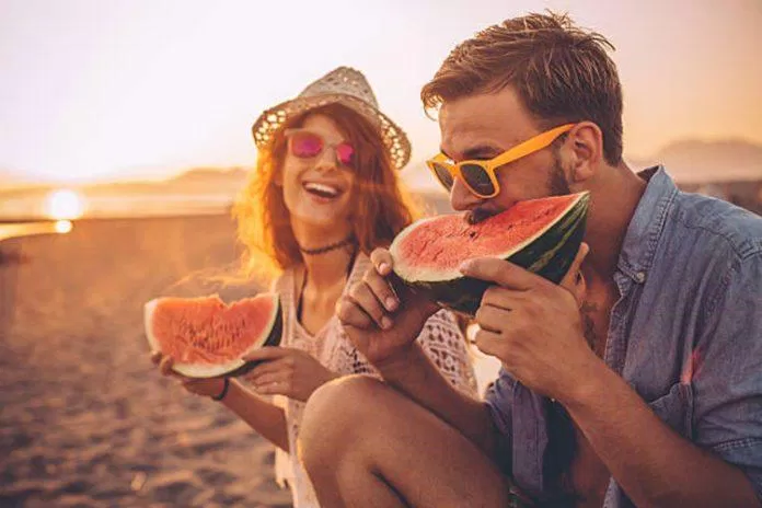 Lycopene trong dưa hấu tạp ra lớp màng bảo vệ da dưới ánh nắng mặt trời (Ảnh: Internet) Lycopene trong dưa hấu tạp ra lớp màng bảo vệ da dưới ánh nắng mặt trời (Ảnh: Internet)