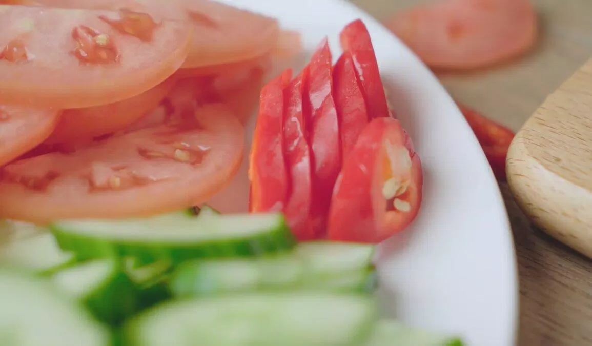 Thái lát dưa leo, cà chua, ớt để trang trí (nguồn: cobabinhduong)