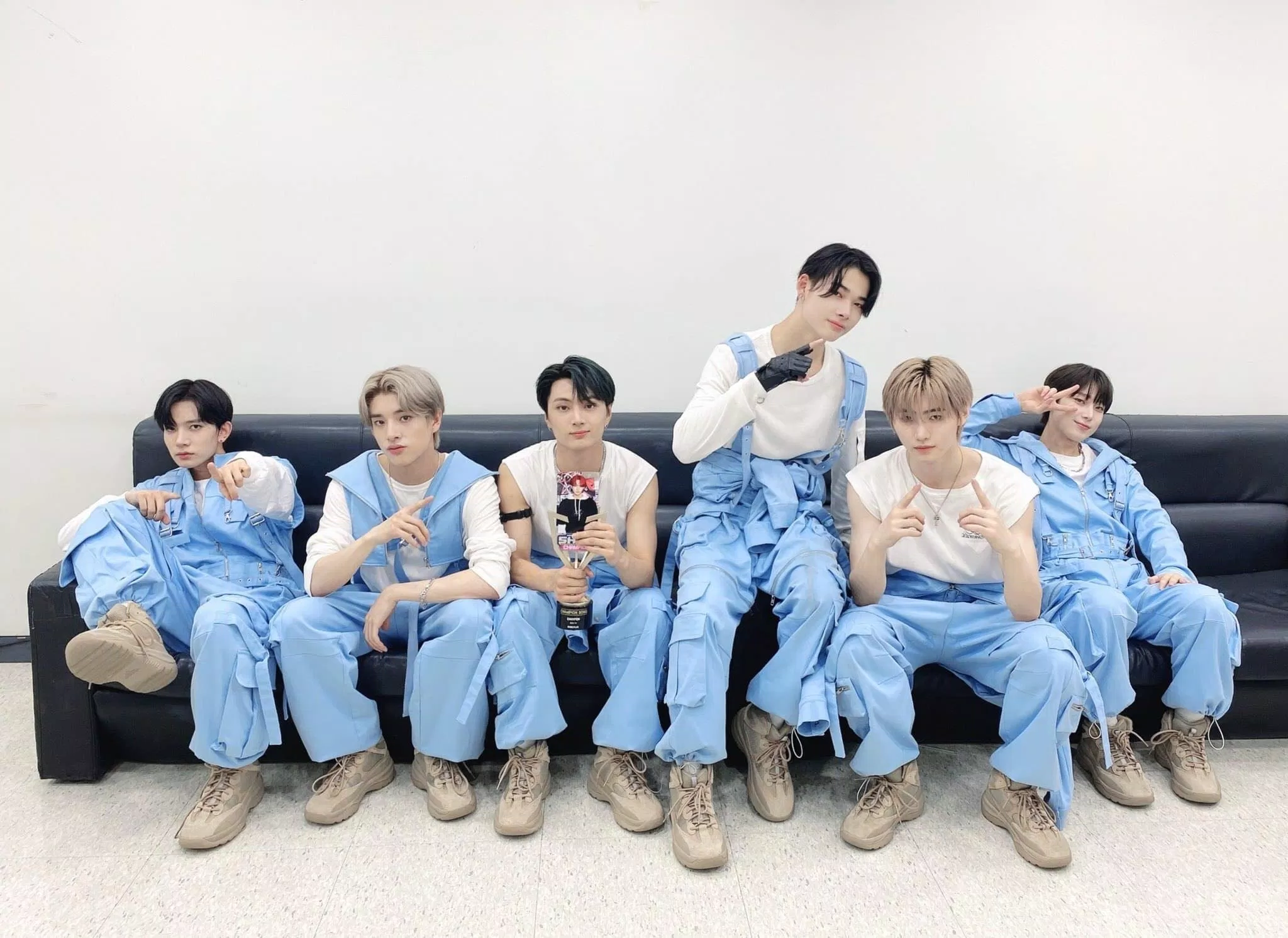 ENHYPEN cùng photocard của Jungwon với chiếc cup Show Champion (Nguồn ảnh: Twitter) ENHYPEN cùng photocard của Jungwon với chiếc cup Show Champion (Nguồn ảnh: Twitter)