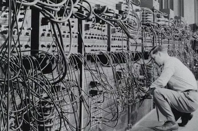 ENIAC có hệ thống dây nối vô cùng phức tạp (Nguồn: Internet)