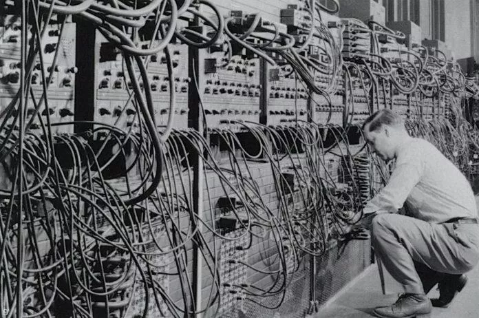 ENIAC có hệ thống dây nối vô cùng phức tạp (Nguồn: Internet) ENIAC có hệ thống dây nối vô cùng phức tạp (Nguồn: Internet)