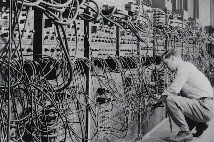 ENIAC có hệ thống dây nối vô cùng phức tạp (Nguồn: Internet) ENIAC có hệ thống dây nối vô cùng phức tạp (Nguồn: Internet)
