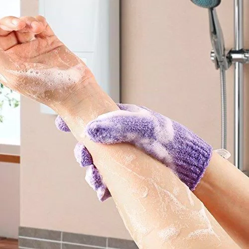 Sử dụng găng tay tẩy tế bào chết trong chu trình tắm hằng ngày(Nguồn: Internet)