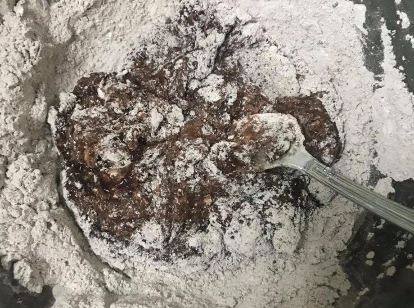 Hỗn hợp bột năng,ca cao cùng với đường nâu và nước.