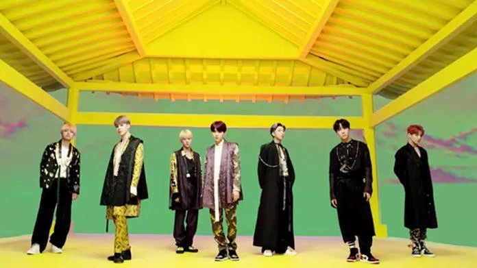 Một khung cảnh đậm chất Hàn Quốc trong bản hit "IDOL" của BTS