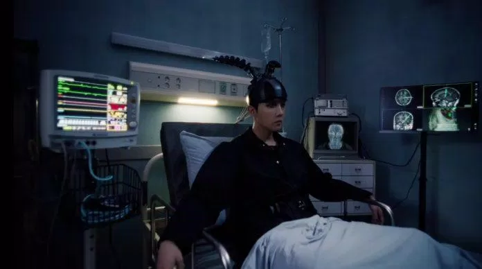 Một J-Hope đang được điều trị. (Ảnh: MV "MORE")