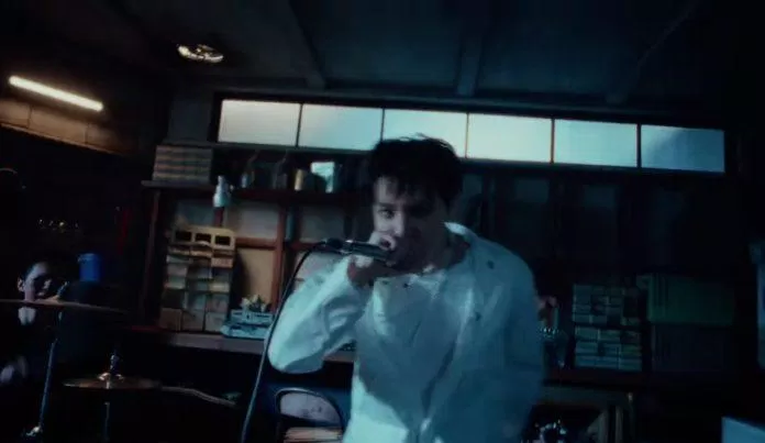 Một J-Hope điên cuồng trong đoạn điệp khúc. (Ảnh: MV "MORE")