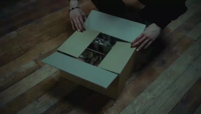 Một người bình thường mở hộp (có thể tất cả các J-Hope khác đều bị mắc kẹt trong chiếc hộp). (Ảnh: MV "MORE")