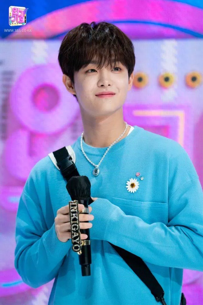 Jihoon tại show âm nhạc Inkigayo