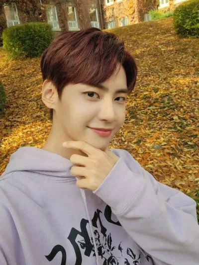 "Why Her?" - Lee Jin Hyuk UP10TION (Ảnh: Internet)