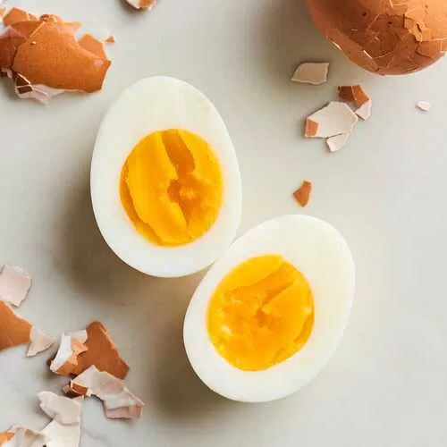 1 quả trứng luộc trung bình chưuá khoảng 155 kcal (Nguồn: Internet ) 1 quả trứng luộc trung bình chưuá khoảng 155 kcal (Nguồn: Internet )