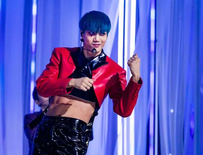 Kai cùng outfit crop top da màu đỏ sáng rực sân khấu (Ảnh: Internet)