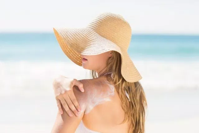 kem chống nắng sẽ giúp bảo vệ da khỏi các tác động của tia V (Ảnh: internet)