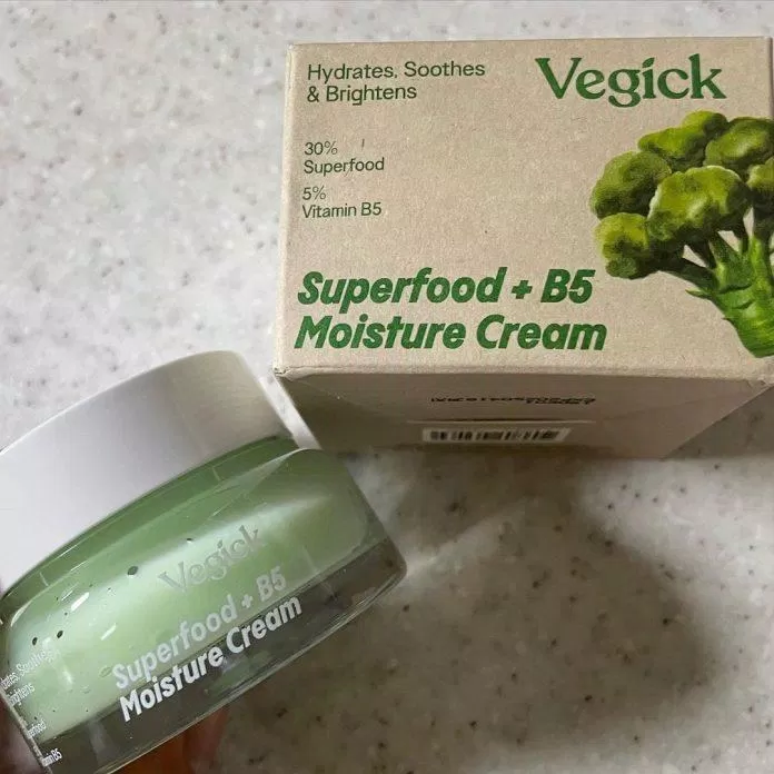 Kem dưỡng Vegick Superfood B5 Moisture Cream được thiết kế dạng hủ thủy tinh cứng cáp với vỏ hộp Kraff giấy thân thiện môi trường (nguồn: internet)