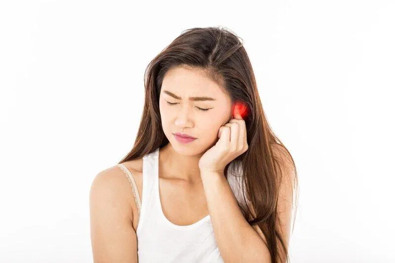 Cảm thấy khó chịu mỗi lần vô tình chạm vào tai (Ảnh: Internet). Cảm thấy khó chịu mỗi lần vô tình chạm vào tai (Ảnh: Internet).