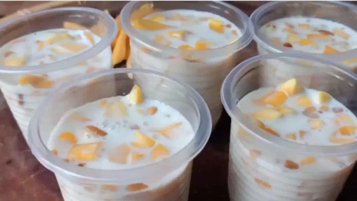 Đổ hỗn hợp kem ra ly và trang trí thêm tăng phần bắt mắt Đổ hỗn hợp kem ra ly và trang trí thêm tăng phần bắt mắt