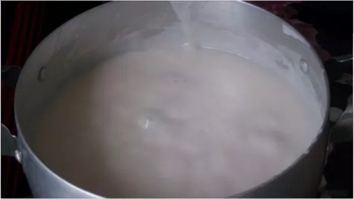 Nước cốt dừa được đun sôi, nấu đến khi sệt lại (nguồn YouTube: Món Ngon)