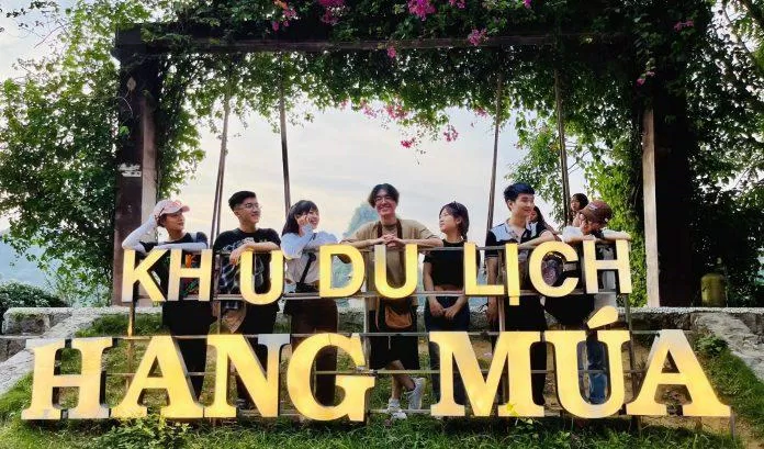 Hội bạn trẻ check in tại Hang Múa - Ninh Bình (Ảnh: BlogAnChoi)