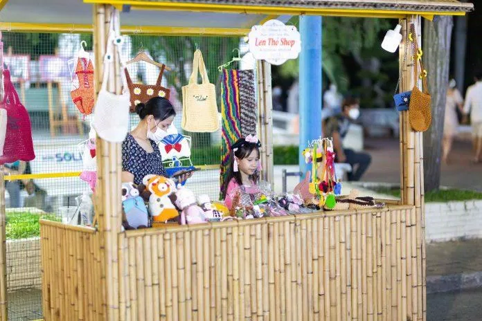 Quầy bán đồ lưu niệm tại phố đi bộ Ninh Kiều (Nguồn: BlogAnChoi)