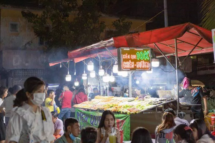 Hàng quán sôi động vào buổi tối tại Khu ẩm thực Bến Ninh Kiều (Nguồn: BlogAnChoi)