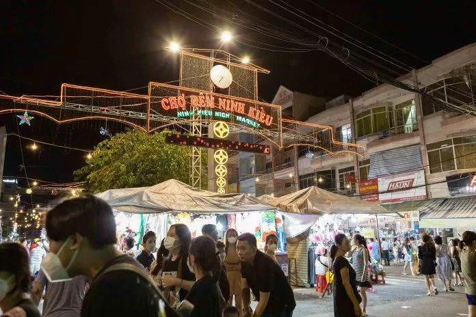 Chợ đêm Bến Ninh Kiều (Nguồn: BlogAnChoi)