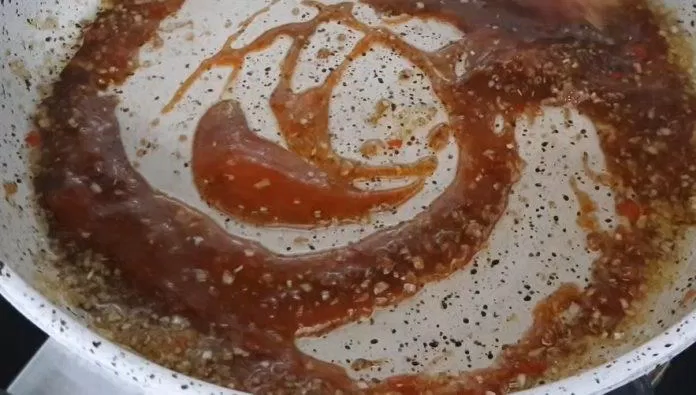 Cho gia vị vào chảo vừa phi tỏi ớt (nguồn: internet)