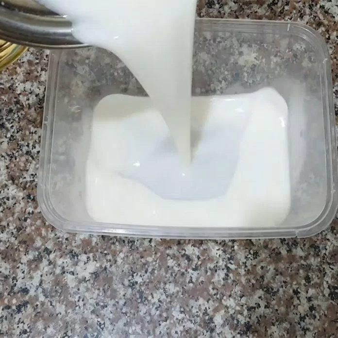 Làm thạch rau câu sữa dừa (Ảnh: Internet)