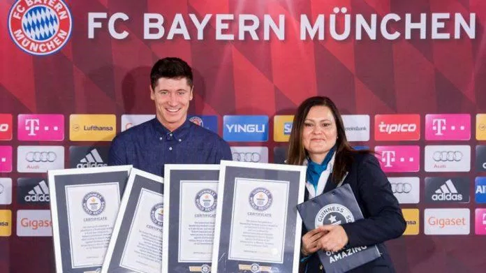 Với 5 bàn thắng trong vòng 9 phút vào lưới Wolfsburg, Robert Lewandowski đã lập 4 kỉ lục Guinness thế giới (Nguồn: Internet). Với 5 bàn thắng trong vòng 9 phút vào lưới Wolfsburg, Robert Lewandowski đã lập 4 kỉ lục Guinness thế giới (Nguồn: Internet).